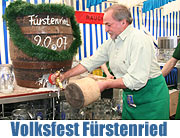 2 Schläge zum Anstich: Mit den Fürstenrieder Frühlingsfest startete am Karsamstag die Münchner Volksfestsaison (Foto: Martin Schmitz)